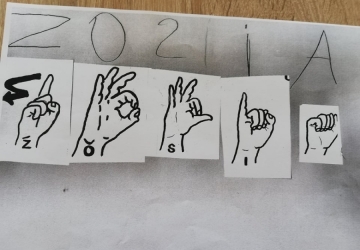 Powiększ obraz: Prace dzieci- alfabet migowy